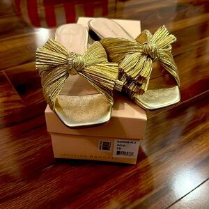 Gold slides with knot
